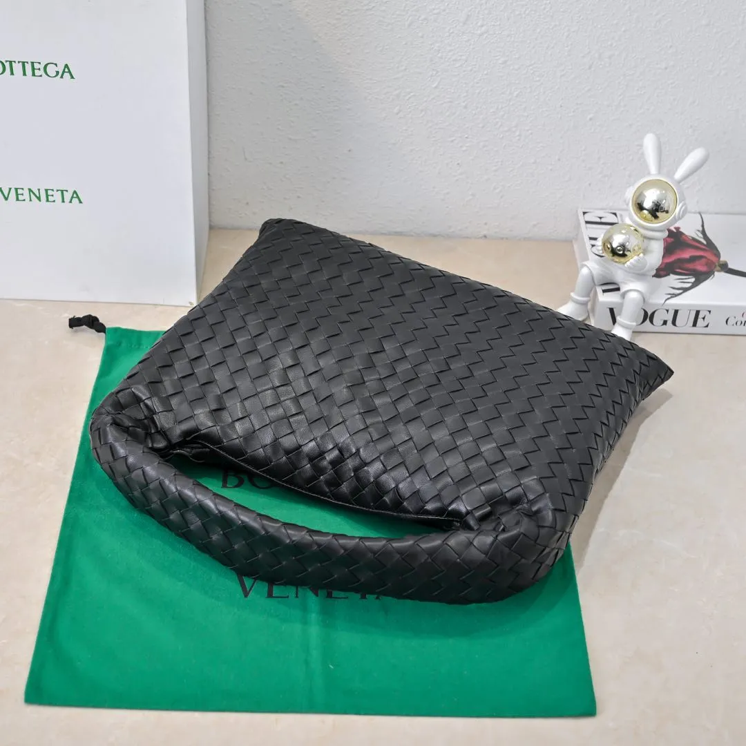 Batch 1960 #Bv new medium-sized HOP bag, the bag body and handles are made of a whole piece of woven leather. The bag body is soft and lazy. Hop symbolizes the praise of innovation and eternal craftsmanship [love]. The pyramid silhouette combines practicality and fashion. It is modern and casual, and the bag mouth is double-sided closed design, more convenient and safe! The cowhide texture also makes the bag more wear-resistant and durable. A must-have for fashionable ladies who like minimalism yet comfortable and casual! Size: 46x21x10cm Model: 6262